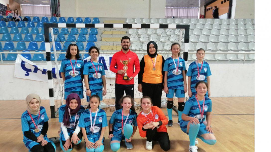 Pazarköy Şehit Halil Kandemir Ortaokulu Yıldız Kızlar Hentbol Takımımız İl İkincisi Oldu 