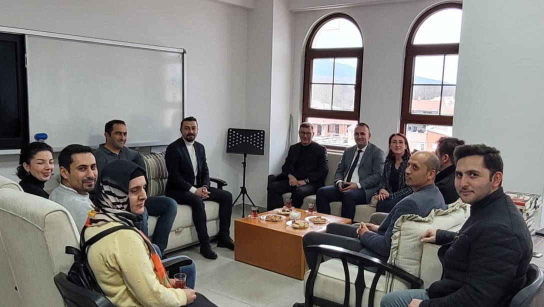 Belediye Başkanımız Sayın Veysel Acar ile İlçe Milli Eğitim Müdürümüz İsmail Baykal'ın Atatürk ve Yeşilyurt Ortaokullarını ziyaretleri