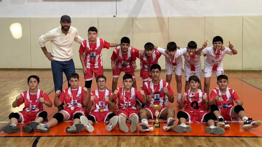 İlçemiz Cumhuriyet Ortaokulu Yıldız Erkekler Voleybol Takımı Okul Sporları Kapsamında İlimizi Temsil Etmek Üzere Türkiye Şampiyonasına Katılmaya Hak Kazandı